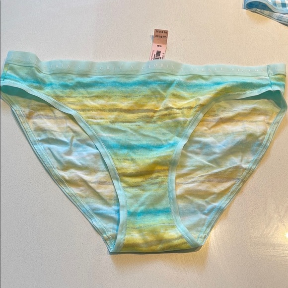 🆕 Victoria's Secret Red Tote with Assorted Panties Underwear, Size M - Picture 5 of 14